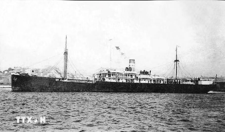 Ngày 5/6/1911, từ bến Nhà Rồng - cảng Sài Gòn, người thanh niên yêu nước Nguyễn Tất Thành rời Tổ quốc, ra đi trên con tàu Đô đốc Latouche-Tréville để thực hiện hoài bão giải phóng nước nhà khỏi ách nô lệ của thực dân, đế quốc. (Ảnh: Tư liệu TTXVN)