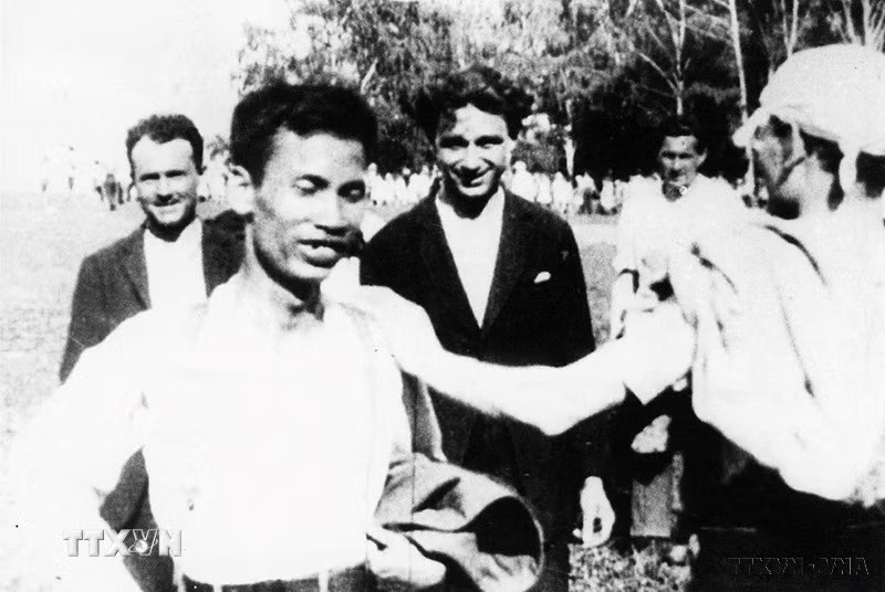 Nguyễn Ái Quốc với người dân Moskva (Liên Xô) trong thời gian tham dự Đại hội lần thứ V Quốc tế cộng sản (17/6 - 8/7/1924). (Ảnh: Tư liệu/TTXVN phát)