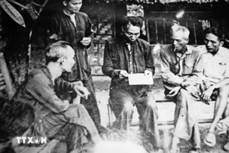Thầu Chín là bí danh của Nguyễn Ái Quốc hoạt động ở Thái Lan trong thời gian 1928-1929. Được Việt kiều và nhân dân yêu nước Thái che chở trước sự truy lùng của mật thám Pháp, Thầu Chín ở Nakhon Phanom cho đến tháng 11/1929 thì sang Trung Quốc, sau đó về Việt Nam chỉ đạo cách mạng. Ngoài bí danh Thầu Chín, một vài bí danh khác của Nguyễn Ái Quốc - Hồ Chí Minh cũng được Việt kiều tại Thái Lan nhắc đến với lòng kính trọng. (Ảnh: Tư liệu/TTXVN phát)