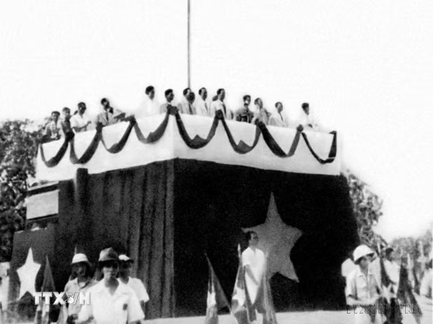 Sáng 2/9/1945, tại Quảng trường Ba Đình lịch sử, Chủ tịch Hồ Chí Minh đọc Tuyên ngôn Độc lập, khai sinh nước Việt Nam Dân chủ Cộng hòa, khẳng định trước quốc dân đồng bào và toàn thế giới: “Nước Việt Nam có quyền hưởng tự do và độc lập, và sự thực đã thành một nước tự do và độc lập. Toàn thể dân Việt Nam quyết đem tất cả tinh thần và lực lượng, tính mệnh và của cải để giữ vững quyền tự do và độc lập ấy”. (Ảnh: Tư liệu TTXVN)