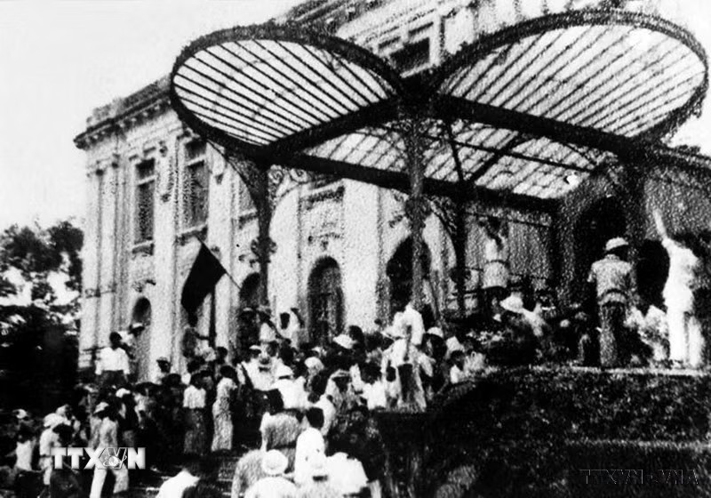 Ngày 19/8/1945, sau cuộc mít tinh tại Quảng trường Nhà hát Lớn, quần chúng nhân dân Thủ đô đã đánh chiếm Bắc Bộ phủ, cơ quan đầu não của chính quyền tay sai Pháp ở Bắc Bộ. Cách mạng tháng Tám là một bài học lịch sử, mở ra một thời đại mới ở Việt Nam, thời đại nhân dân Việt Nam làm chủ đất nước, làm chủ vận mệnh của chính mình. (Ảnh: TTXVN)