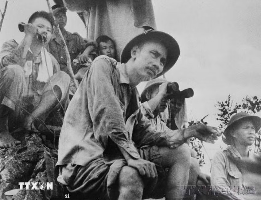 Sáng 16/9/1950, Chủ tịch Hồ Chí Minh đến vị trí quan sát đặt trên núi Báo Đông để quan sát, theo dõi chặt chẽ diễn biến trận đánh các cứ điểm địch ở Đông Khê, mở màn Chiến dịch Biên giới Thu Đông 1950. (Ảnh: Tư liệu TTXVN)