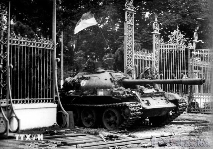11h30 phút ngày 30/4/1975, xe tăng quân Giải phóng băng qua cánh cổng sắt, đánh chiếm Phủ Tổng thống ngụy Sài Gòn, sào huyệt cuối cùng của quân địch, kết thúc oanh liệt cuộc trường chinh 30 năm chống ngoại xâm của dân tộc. Quân và dân ta đã thực hiện trọn vẹn tâm nguyện của Chủ tịch Hồ Chí Minh “Đánh cho Mỹ cút, đánh cho Ngụy nhào”, giải phóng hoàn toàn miền Nam, thống nhất đất nước. (Ảnh: Mai Hưởng-TTXVN)