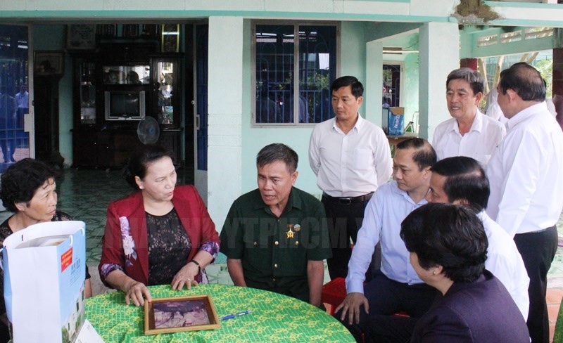 Chủ tịch Quốc hội Nguyễn Thị Kim Ngân thăm thương binh Phan Văn Đu nhân dịp kỷ niệm Ngày Thương binh Liệt sĩ 27/7/2019. (Ảnh: Ngọc Tuyết).