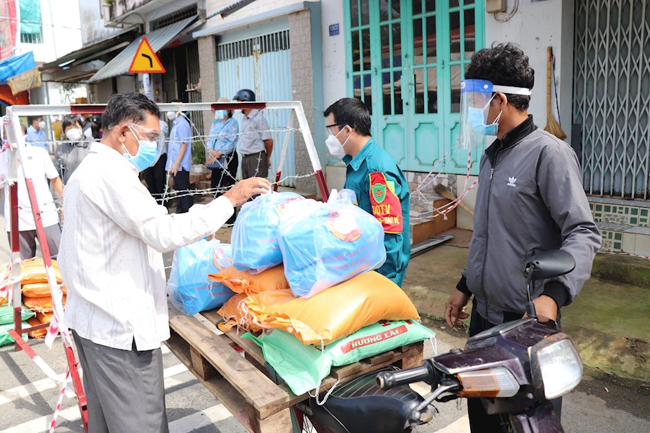 Các thành viên tổ tự quản là trưởng khu phố, dân quân thường trực... ở phường Bình Hưng Hòa A (quận Bình Tân) tham gia vận chuyển nhu yếu phẩm để hỗ trợ cho người dân có hoàn cảnh khó khăn trong khu vực phong tỏa