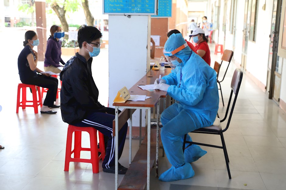 Cán bộ phường Phú Mỹ (Quận 7) hỗ trợ người dân khai thông tin tiêm vaccine Covid-19