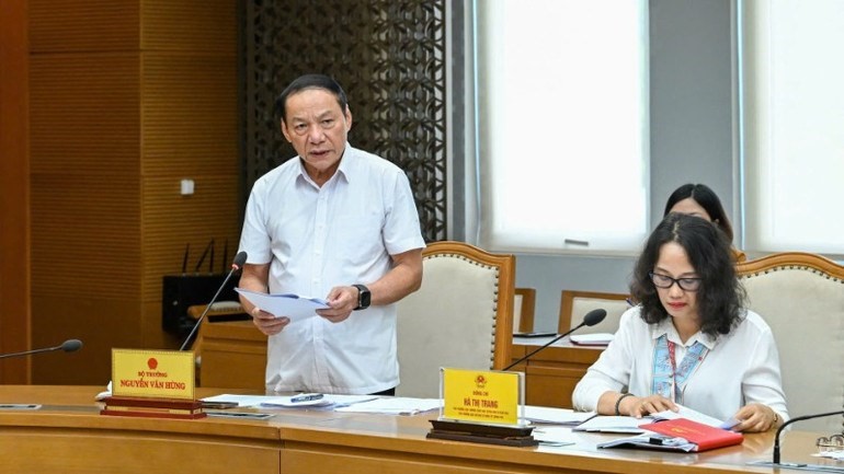 Nhấn vào ảnh để phóng to Đồng chí Nguyễn Văn Hùng báo cáo kết quả công tác bảo vệ nền tảng tư tưởng của Đảng của Đảng bộ Chính phủ