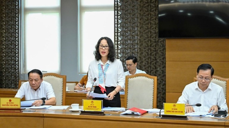 Nhấn vào ảnh để phóng to Đồng chí Hà Thị Trang, Phó trưởng ban Thường trực Ban Tuyên giáo và Dân vận, Phó trưởng Ban Chỉ đạo 35 Đảng ủy Chính phủ báo cáo xin ý kiến một số nội dung trọng tâm của Ban Chỉ đạo.