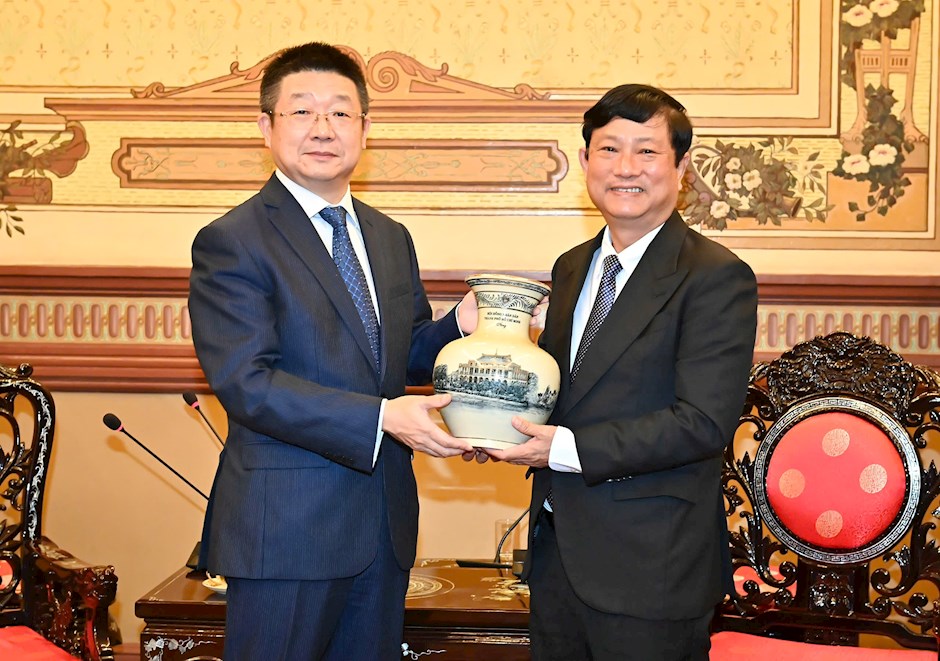 Chủ tịch HĐND TPHCM Võ Văn Minh tặng quà lưu niệm tân Tổng Lãnh sự Trung Quốc tại TPHCM  Đường Lập. (Ảnh: SGGP)
