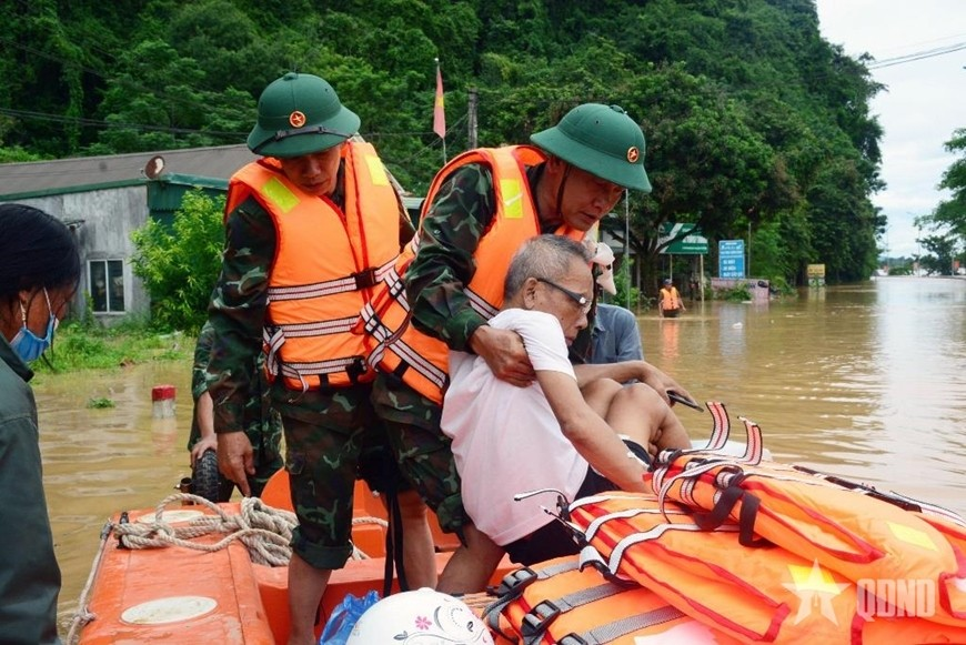 Ban Chỉ huy Phòng thủ khu vực 5 - Anh Sơn (Bộ CHQS tỉnh Nghệ An) huy động phương tiện chuyên chở người dân trong các trường hợp khẩn cấp qua khu vực ngập lụt cuối tháng 7/2025.