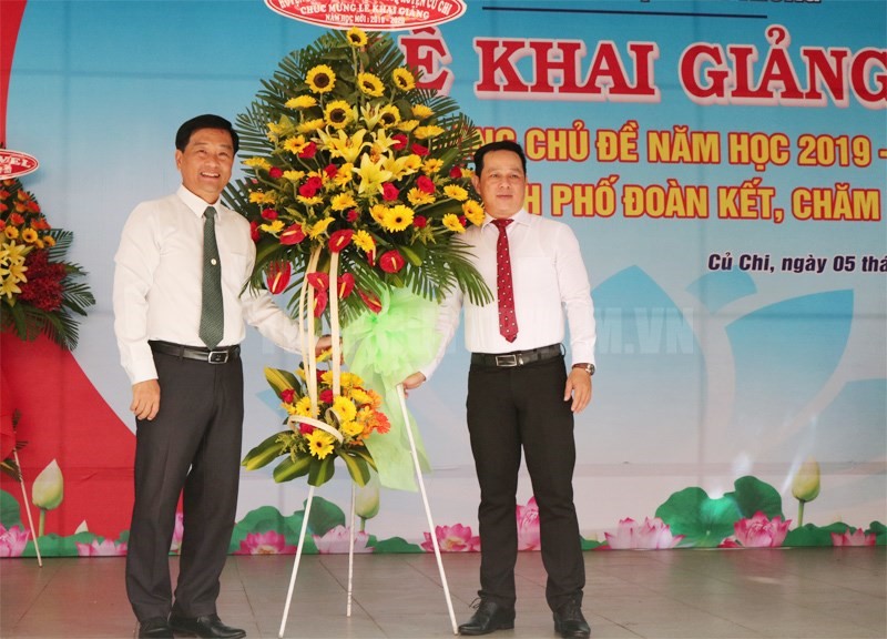 Đồng chí Nguyễn Hữu Hoài Phú, Phó Bí thư, Chủ tịch UBND huyện  Củ Chi tặng hoa chúc mừng năm học mới tại Trường tiểu học Tân Thông. (Ảnh: Thu Hà)