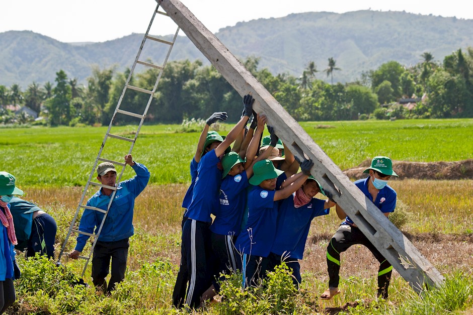 Chiến sĩ tình nguyện Mùa hè xanh chung tay mang điện về cho quê hương. (Ảnh: Tư liệu Thành Đoàn TPHCM)