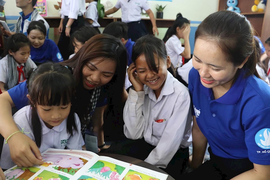 Chiến sĩ tình nguyện dạy học cho các em học sinh tại Trường Hữu nghị Việt – Lào. (Ảnh: Tư liệu Thành Đoàn TPHCM)