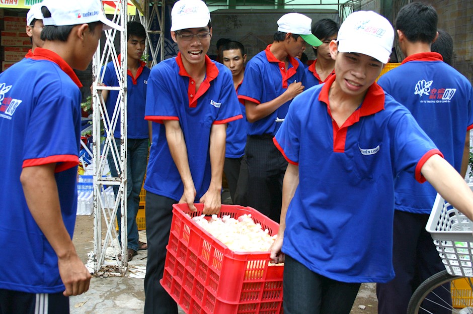 Chiến sĩ tình nguyện Chương trình Tiếp sức mùa thi đã vận động hàng ngàn suất cơm miễn phí phục vụ thí sinh. (Ảnh: Tư liệu Thành Đoàn TPHCM)