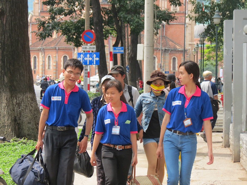 Sinh viên tình nguyện đưa thí sinh, phụ huynh về nhà trọ. (Ảnh: Tư liệu Thành Đoàn TPHCM)