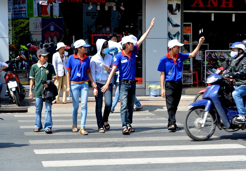 Hỗ trợ thí sinh qua đường tại điểm thi Trường Đại học Sư phạm kỹ thuật TPHCM. (Ảnh: Tư liệu Thành Đoàn TPHCM)