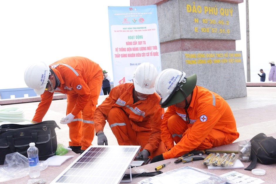 Chiến sĩ Kỳ nghỉ hồng Đoàn Tổng Công ty Điện lực TPHCM thực hiện công trình chiếu sáng cột cờ Đảo Phú Qúy, tỉnh Bình Thuận. (Ảnh: Tư liệu Thành Đoàn TPHCM)