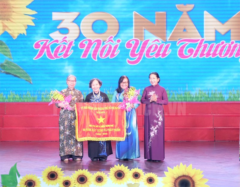 Phó Bí thư Thành ủy TP Võ Thị Dung tặng Cờ truyền thống của UBND TP cho Hội PNTT TP