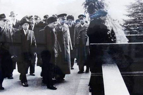 Chủ tịch Hồ Chí Minh cùng Đoàn đại biểu Đảng và Chính phủ Việt Nam vào Lăng viếng lãnh tụ Lênin trong dịp Đoàn sang dự lễ kỷ niệm 40 năm Cách mạng tháng Mười Nga, năm 1957. (Ảnh tư liệu)