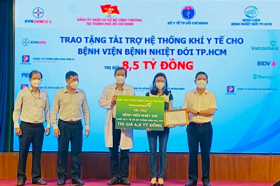 Vietcombank Chi nhánh TPHCM tài trợ trang thiết bị y tế và hệ thống nén khí oxy cho Bệnh viện Bệnh Nhiệt đới TPHCM