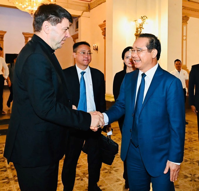 Đồng chí Nguyễn Văn Được và Tổng giám mục Marek Zalewski - Đại sứ Vatican tại Singapore kiêm Đại diện của Tòa Thánh Vatican thường trú tại Việt Nam. (Ảnh: SGGP)