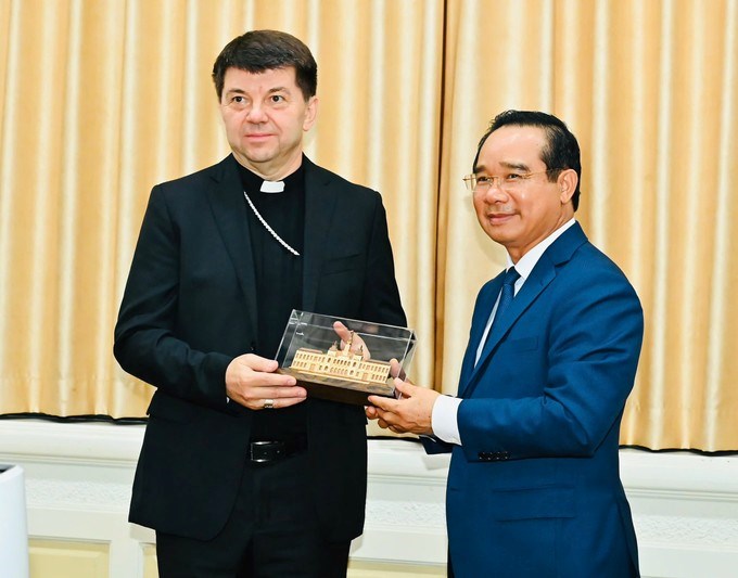 Đồng chí Nguyễn Văn Được tặng quà lưu niệm đến Tổng giám mục Marek Zalewski. (Ảnh: SGGP)