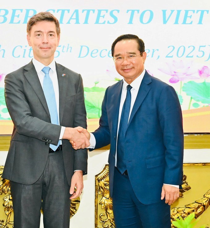 Đồng chí Nguyễn Văn Được và ông Julien Guerrier, Đại sứ Liên minh châu Âu (EU) tại Việt Nam. (Ảnh: SGGP)