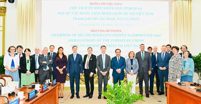Đoàn Đại sứ Phái đoàn Liên minh châu Âu (EU) và đồng chí Nguyễn Văn Được chụp ảnh lưu niệm. (Ảnh: SGGP)