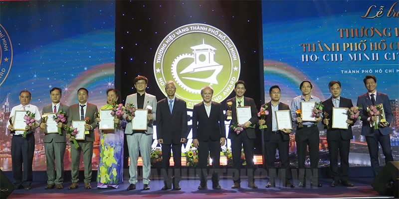 Phó Chủ tịch UBND TP Võ Văn Hoan trao giải thưởng cho các DN.