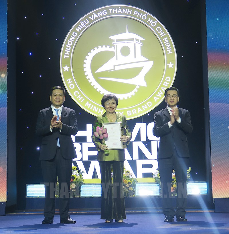 Bộ trưởng Bộ Công thương Nguyễn Hồng Diên và Phó Chủ tịch HĐND TP Nguyễn Văn Dũng trao giải thưởng “Thương hiệu Vàng” cho các DN đạt danh hiệu 2 năm liền.
