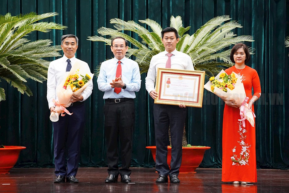 Bí thư Thành ủy TPHCM Nguyễn Văn Nên trao tặng Huân chương Lao động hạng Nhất cho Ban Quản lý các Khu công nghiệp và chế xuất TPHCM