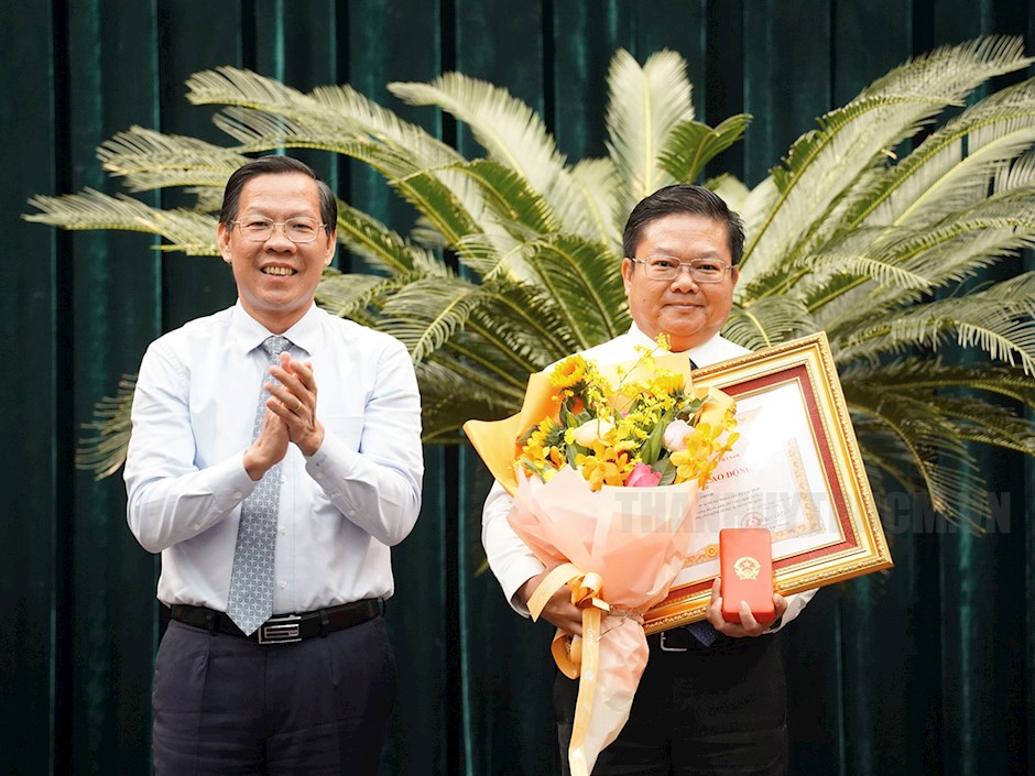Chủ tịch UBND TP Phan Văn Mãi trao tặng Huân chương Lao động hạng Nhì cho đồng chí Lê Văn Thinh