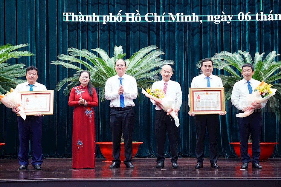 Phó Bí thư Thường trực Thành ủy TPHCM Nguyễn Hồ Hải và Chủ tịch HĐND TP Nguyễn Thị Lệ trao tặng Huân chương Lao động hạng Ba cho các đơn vị
