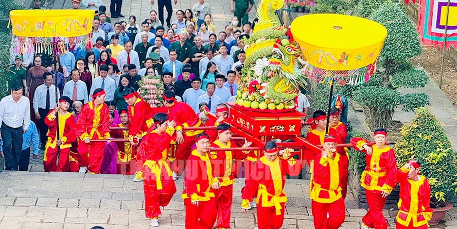 Các thành viên trong đoàn dâng bánh Tét lên Quốc tổ Hùng Vương.