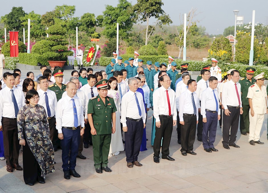 Quang cảnh lễ viếng Nghĩa trang Liệt sĩ huyện Củ Chi, xã An Nhơn Tây.