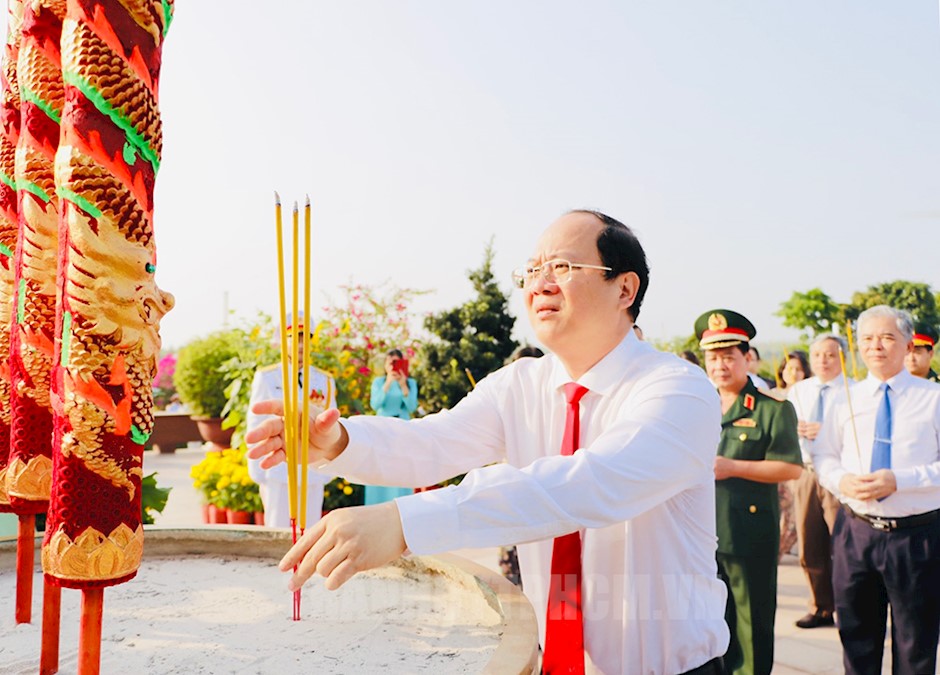 Phó Bí thư Thường trực Thành ủy TPHCM Nguyễn Hồ Hải dâng hương tưởng niệm các anh hùng liệt sĩ tại Nghĩa trang liệt sĩ huyện Củ Chi.