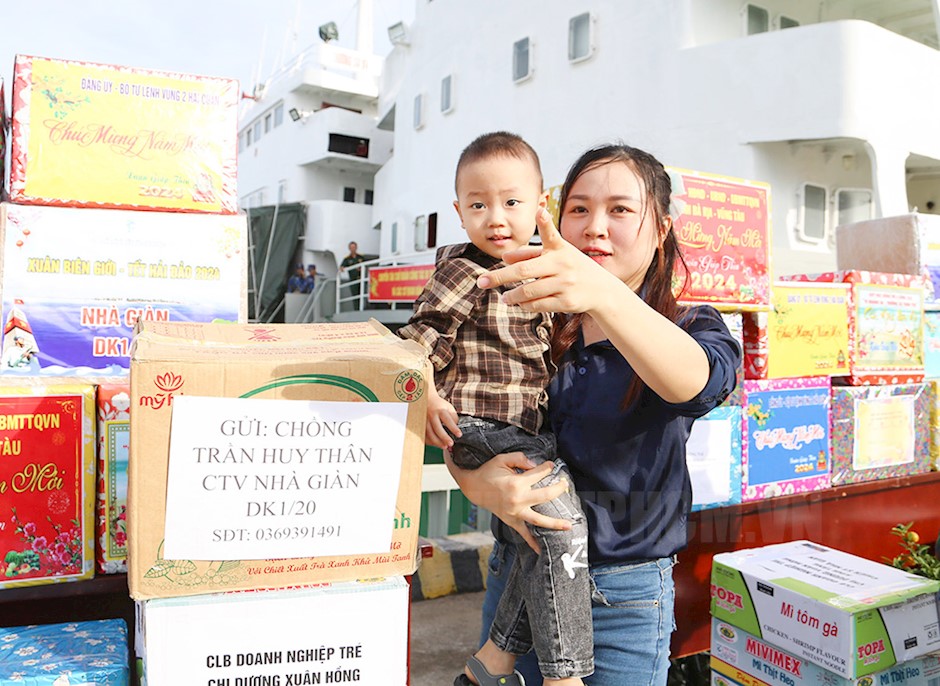 Hai mẹ con chị Nguyễn Thị Minh Thương ở Phường 11, TP Vũng Tàu cũng có mặt ở cảng để gửi quà tết cho chồng là Đại úy Trần Huy Thân, Chính trị viên Nhà giàn DK1/20