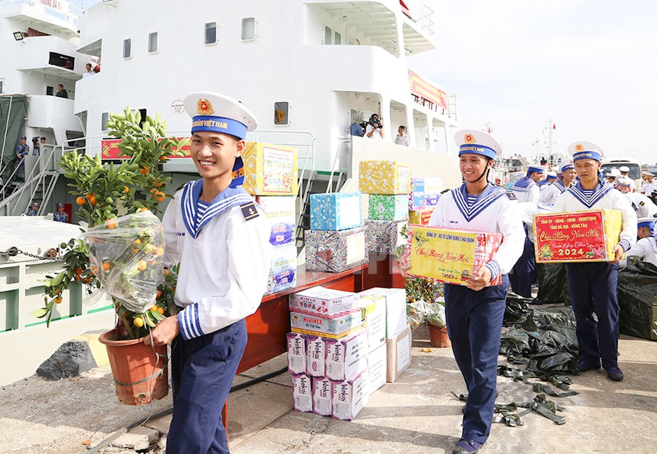 Niềm vui của các chiến sĩ khi được chuyển quà tết cho đồng đội đang thực hiện nhiệm vụ ngoài khơi xa 