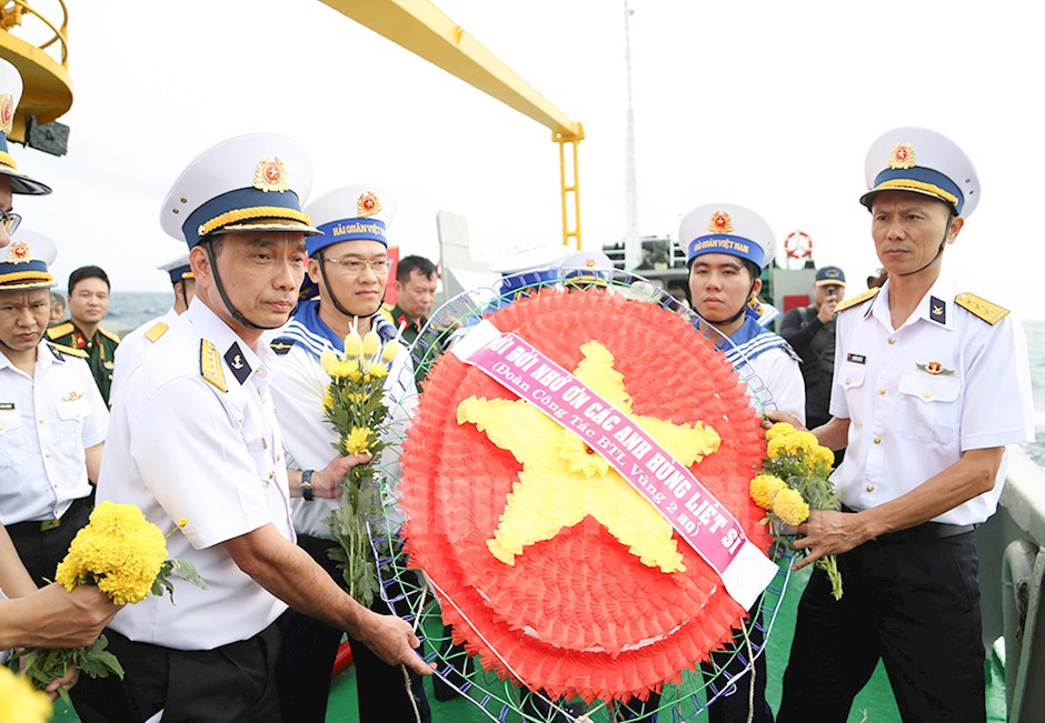 Đoàn công tác làm Lễ tưởng niệm các liệt sĩ đã hy sinh trên vùng biển Thềm lục địa phía Nam của Tổ quốc