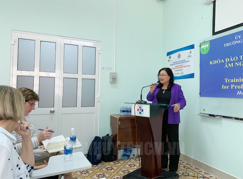 PGS.TS.BS Nguyễn Thị Ngọc Dung phát biểu tại lễ khai giảng khóa đào tạo nhà chuyên môn can thiệp âm ngữ trị liệu cho trẻ tự kỷ, do Trường Đại học Y khoa Phạm Ngọc Thạch tổ chức.