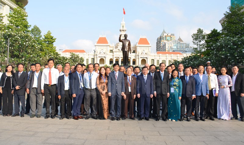 Các đại biểu chụp hình lưu niệm trước Tượng đài Hồ Chí Minh tại Công viên Tượng đài Chủ tịch Hồ Chí Minh.