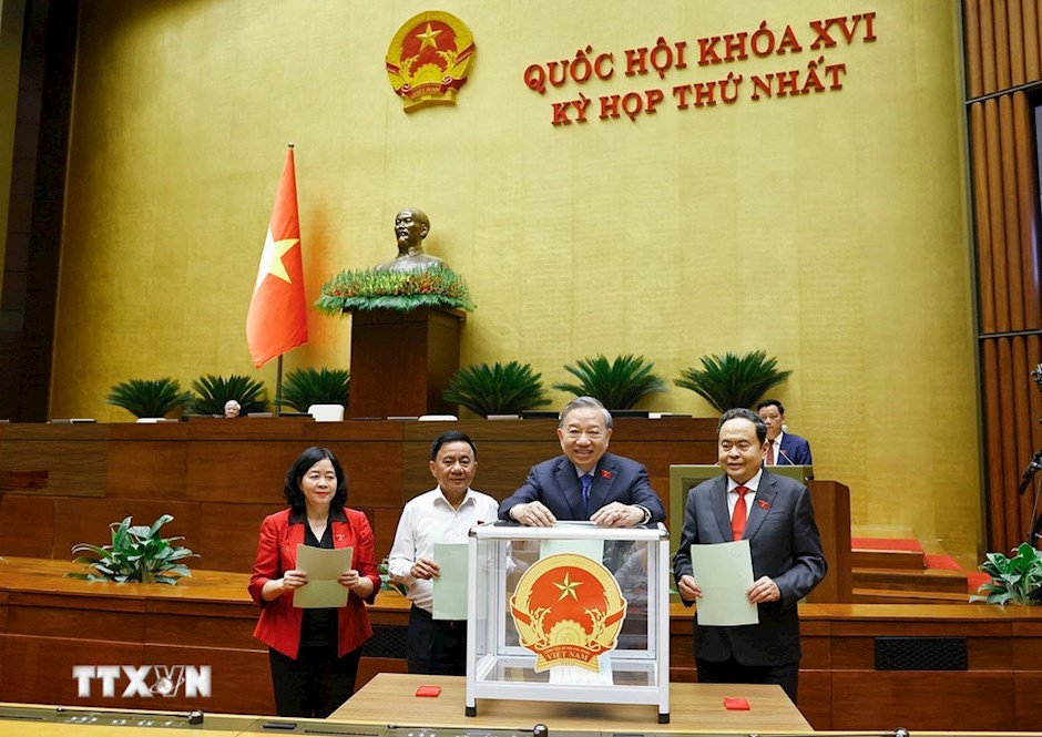 Tổng Bí thư Tô Lâm và đại biểu Quốc hội bỏ phiếu. (Ảnh: TTXVN)