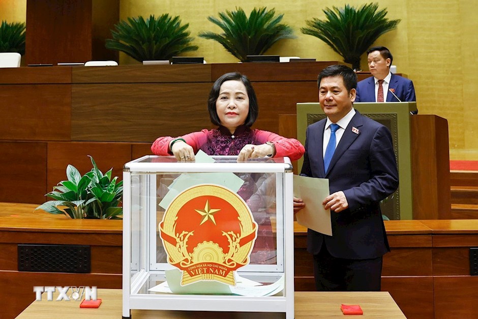 Đại biểu Quốc hội bỏ phiếu. (Ảnh: TTXVN)