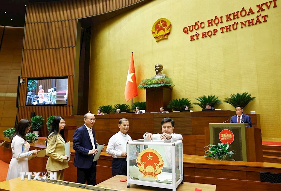 Đại biểu Quốc hội bỏ phiếu. (Ảnh: TTXVN)