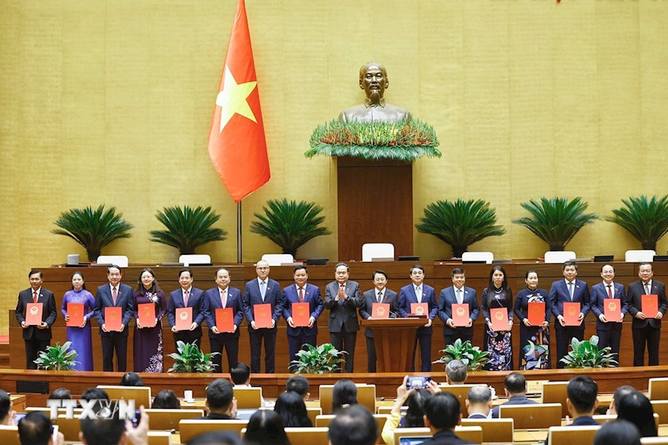 Chủ tịch Quốc hội Trần Thanh Mẫn trao Nghị quyết phê chuẩn cho các Trưởng Đoàn đại biểu Quốc hội. (Ảnh: TTXVN)