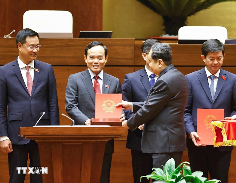 Chủ tịch Quốc hội Trần Thanh Mẫn trao Nghị quyết phê chuẩn cho các Trưởng Đoàn đại biểu Quốc hội. (Ảnh: TTXVN)