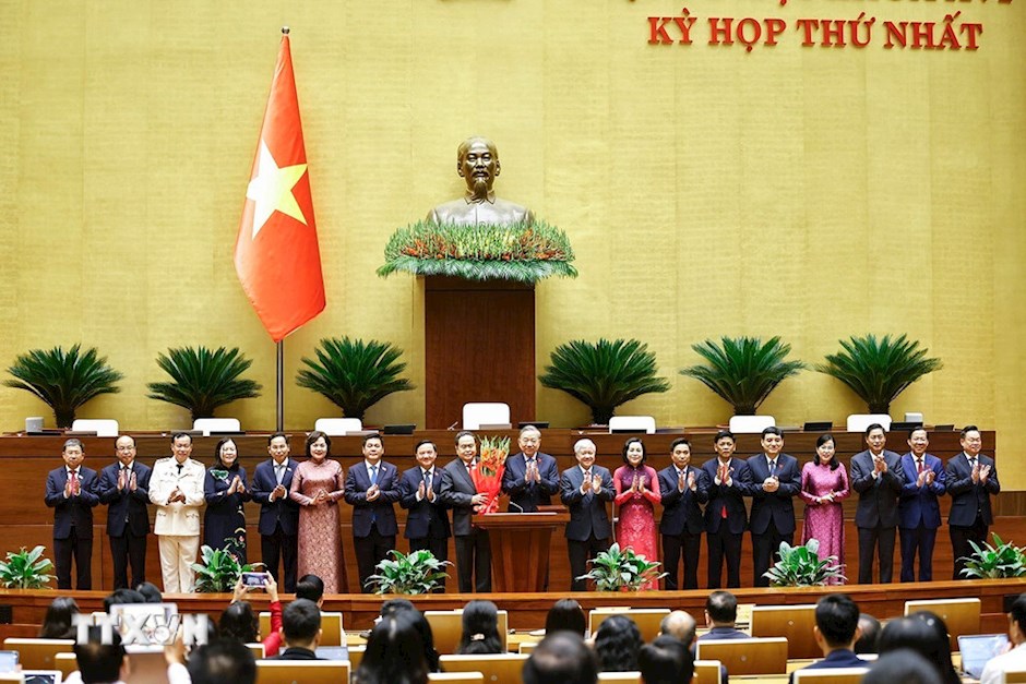 Tổng Bí thư Tô Lâm thay mặt các đại biểu Quốc hội khóa XVI tặng hoa chúc mừng Chủ tịch Quốc hội Trần Thanh Mẫn, các Phó Chủ tịch Quốc hội và Ủy viên Ủy ban Thường vụ Quốc hội. (Ảnh: TTXVN)