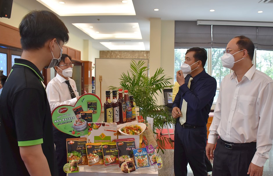Phó Bí thư Thành ủy TPHCM Nguyễn Hồ Hải cùng các đại biểu tham quan một gian hàng triển lãm tại khu vực diễn ra hội nghị.(ảnh: Đan Như)
