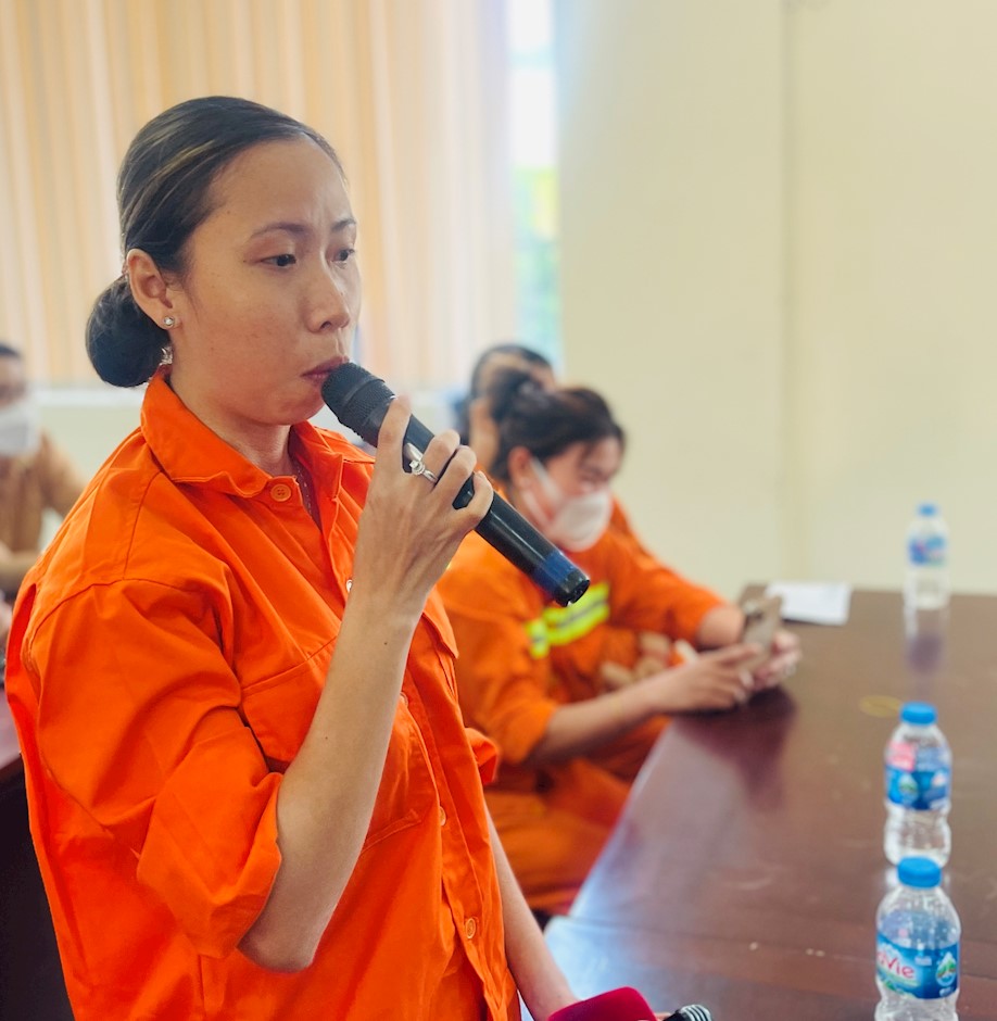Cử tri Phan Thị Hồng Phượng, Công ty TNHH MTV Dịch vụ công ích Quận 7 góp ý dự án luật tại buổi tiếp xúc