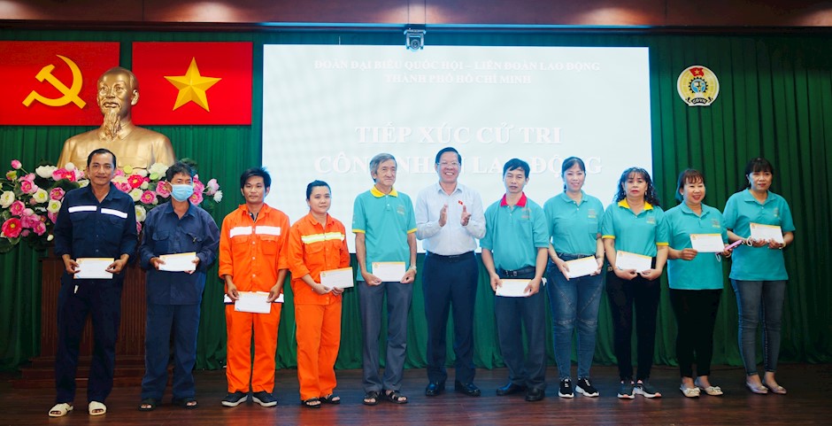 Chủ tịch UBND TPHCM Phan Văn Mãi trao quà cho công nhân lao động